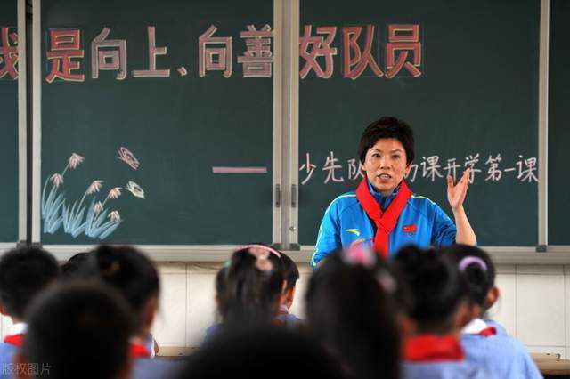 除了其单人剧照外，影片继续曝光了;劳模姐与其他角色共处一场景的剧照